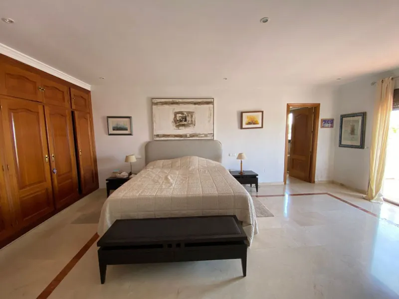 House - Detached Villa в продаже в Marbella, Málaga. В доме 7 спален и 5 ванных комнат. Площадь дома 365 м². Площадь участка 983 м²