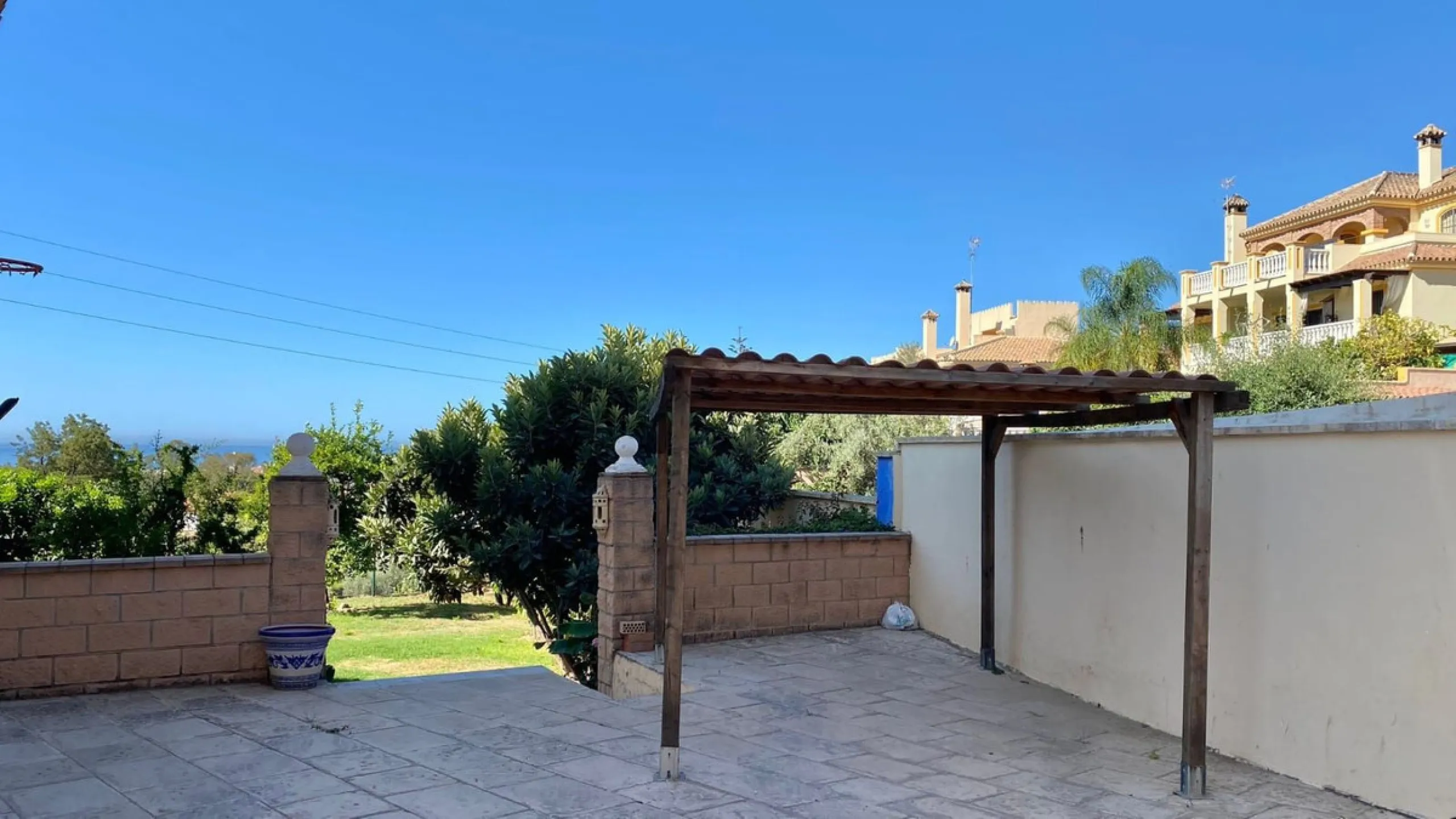 House - Detached Villa в продаже в Marbella, Málaga. В доме 7 спален и 5 ванных комнат. Площадь дома 365 м². Площадь участка 983 м²