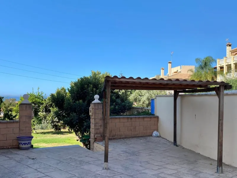 House - Detached Villa в продаже в Marbella, Málaga. В доме 7 спален и 5 ванных комнат. Площадь дома 365 м². Площадь участка 983 м²