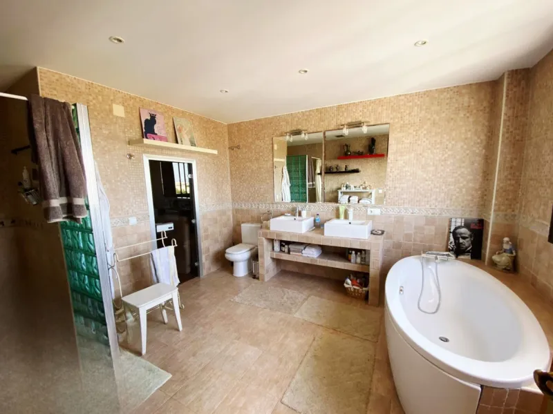House - Detached Villa в продаже в Marbella, Málaga. В доме 7 спален и 5 ванных комнат. Площадь дома 365 м². Площадь участка 983 м²
