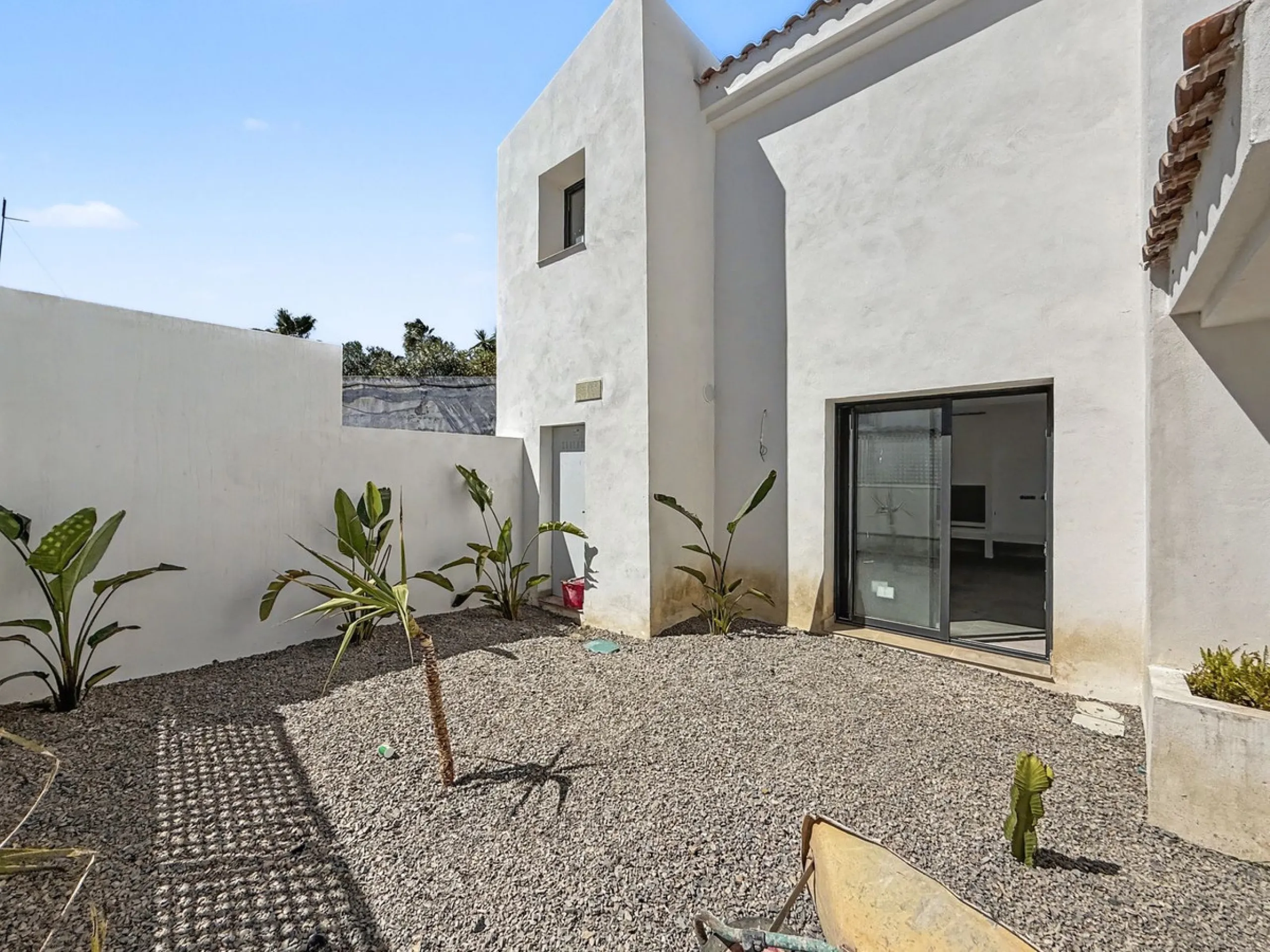 *** Contemporary Townhouse in Bahia Dorada, Estepona *** 3 Bedrooms, 2 Bathrooms and a Guest Toilet *** Spacious Private Terraces and Garden *** Panoramic Views to the Mediterranean Sea *** Fully Fitted Kitchen *** High Quality Built *** Ideal Location: L