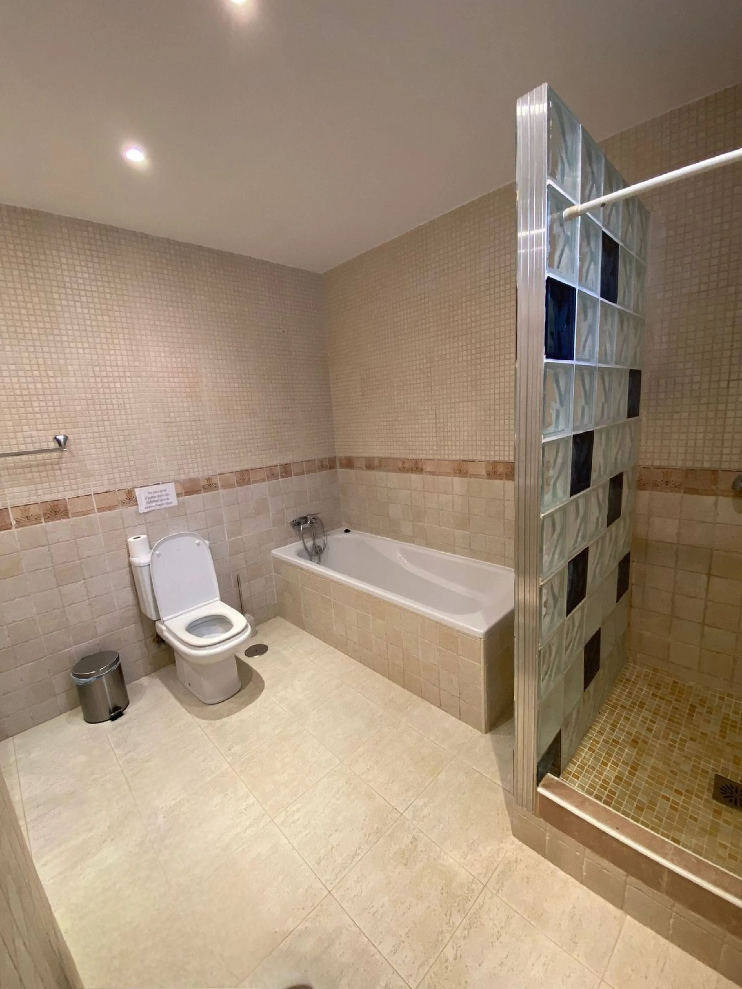 House - Detached Villa в продаже в Marbella, Málaga. В доме 7 спален и 5 ванных комнат. Площадь дома 365 м². Площадь участка 983 м²