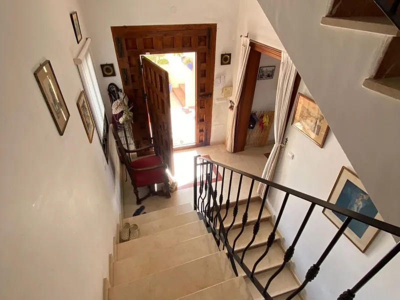 House - Detached Villa в продаже в Marbella, Málaga. В доме 7 спален и 5 ванных комнат. Площадь дома 365 м². Площадь участка 983 м²
