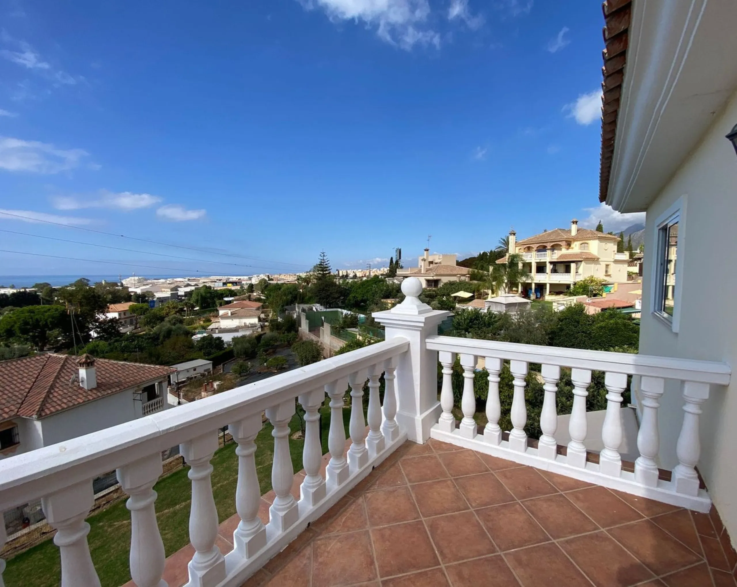 House - Detached Villa в продаже в Marbella, Málaga. В доме 7 спален и 5 ванных комнат. Площадь дома 365 м². Площадь участка 983 м²