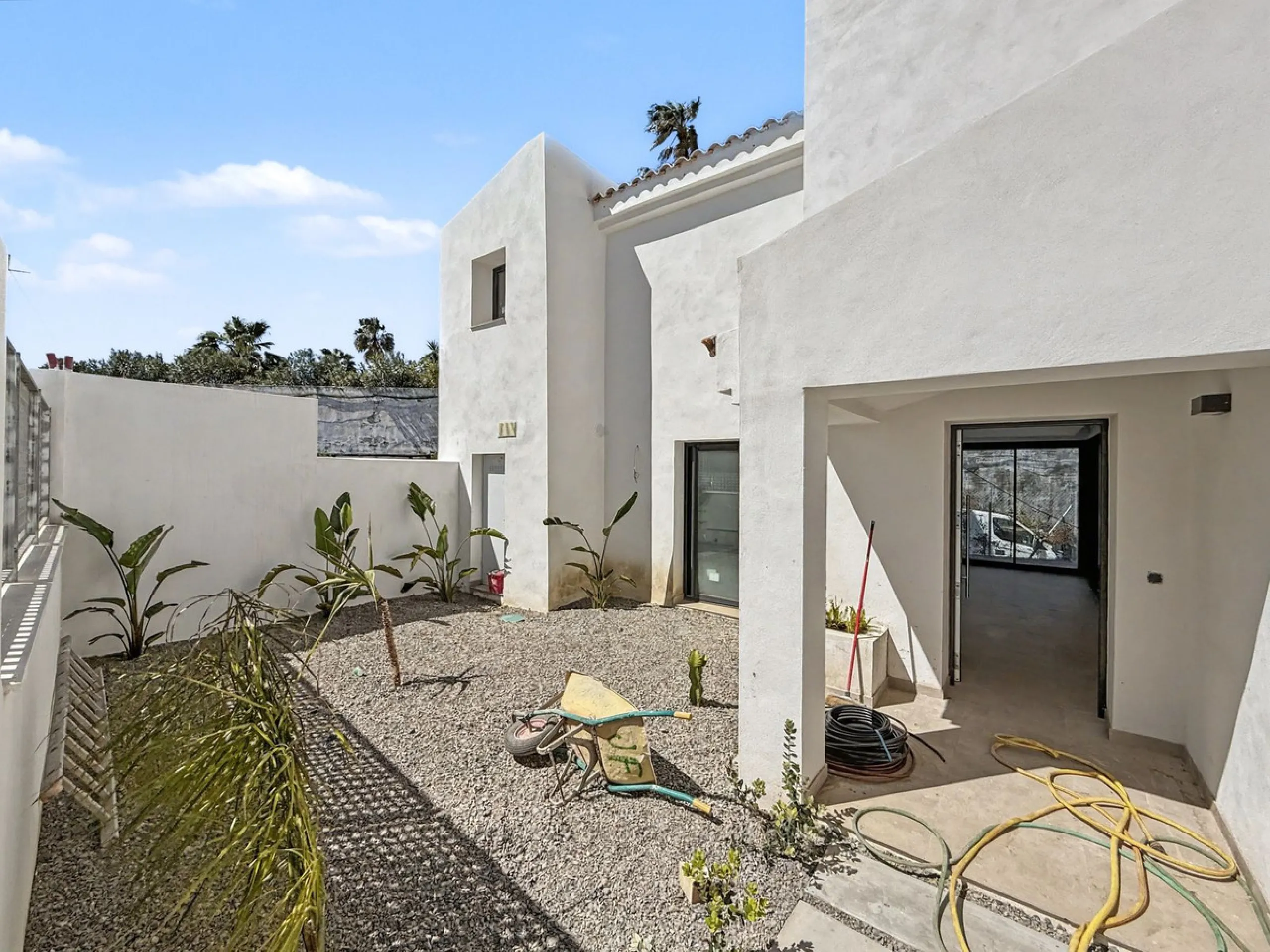 *** Contemporary Townhouse in Bahia Dorada, Estepona *** 3 Bedrooms, 2 Bathrooms and a Guest Toilet *** Spacious Private Terraces and Garden *** Panoramic Views to the Mediterranean Sea *** Fully Fitted Kitchen *** High Quality Built *** Ideal Location: L