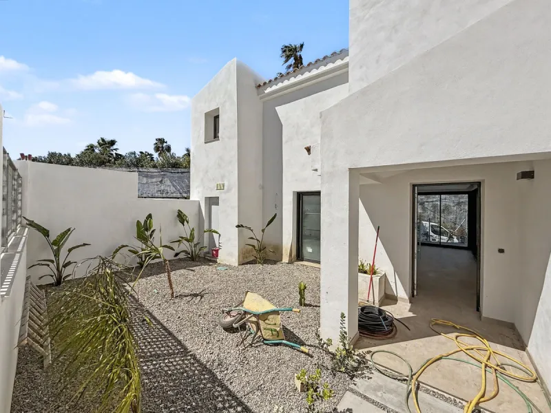*** Contemporary Townhouse in Bahia Dorada, Estepona *** 3 Bedrooms, 2 Bathrooms and a Guest Toilet *** Spacious Private Terraces and Garden *** Panoramic Views to the Mediterranean Sea *** Fully Fitted Kitchen *** High Quality Built *** Ideal Location: L