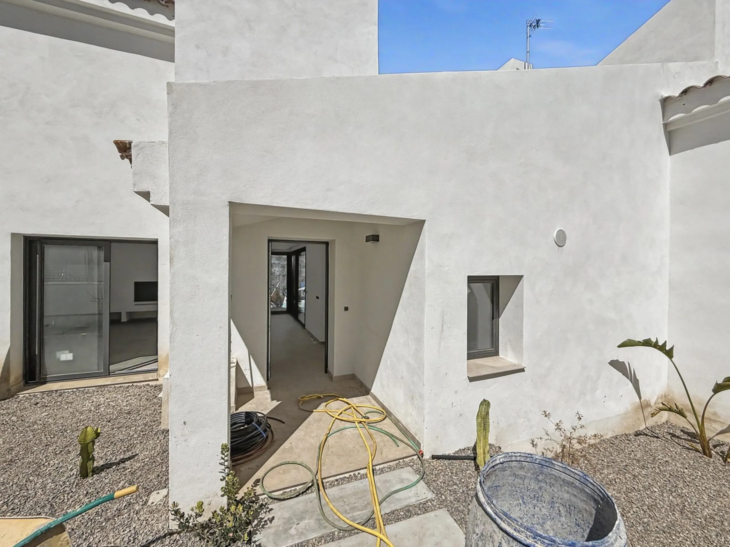 *** Contemporary Townhouse in Bahia Dorada, Estepona *** 3 Bedrooms, 2 Bathrooms and a Guest Toilet *** Spacious Private Terraces and Garden *** Panoramic Views to the Mediterranean Sea *** Fully Fitted Kitchen *** High Quality Built *** Ideal Location: L