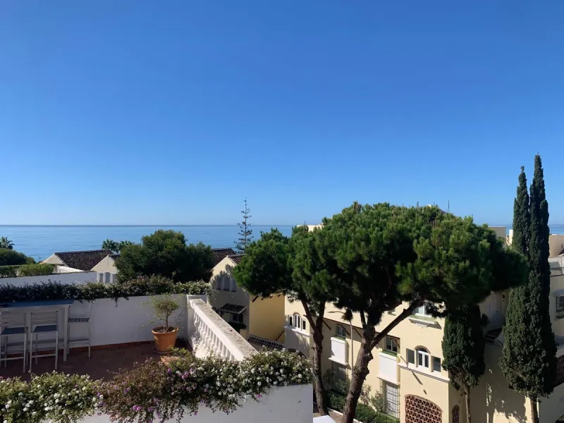 Elegant 3-Bedroom Beachfront Penthouse in White Pearl Beach, Elviria, Marbella