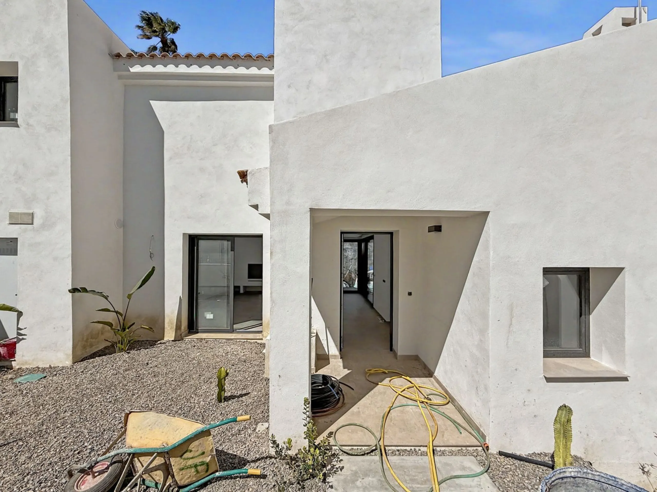 *** Contemporary Townhouse in Bahia Dorada, Estepona *** 3 Bedrooms, 2 Bathrooms and a Guest Toilet *** Spacious Private Terraces and Garden *** Panoramic Views to the Mediterranean Sea *** Fully Fitted Kitchen *** High Quality Built *** Ideal Location: L