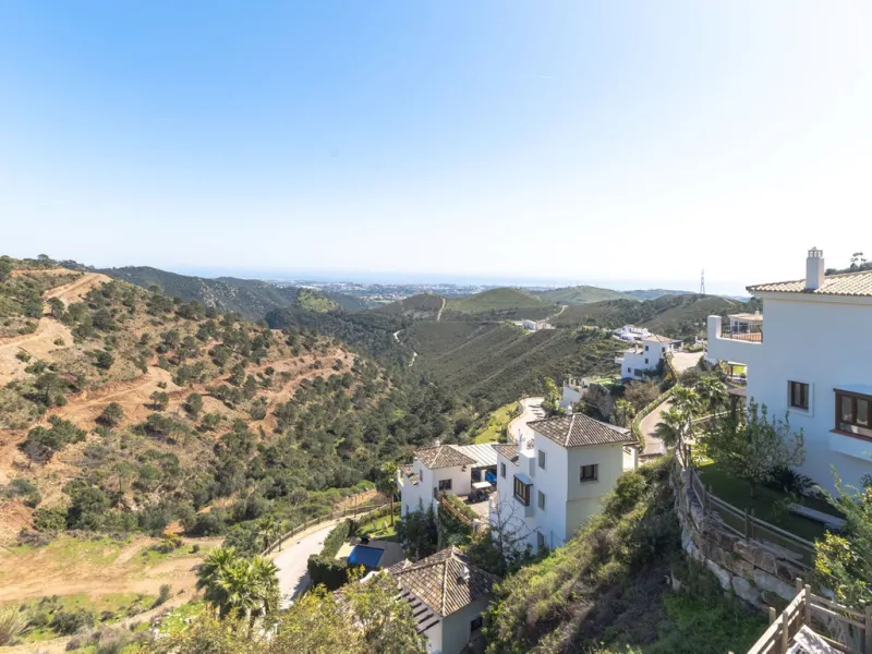 House - Detached Villa в продаже в Benahavís, Málaga. В доме 5 спален и 4 ванных комнат. Площадь дома 336 м². Площадь участка 644 м²