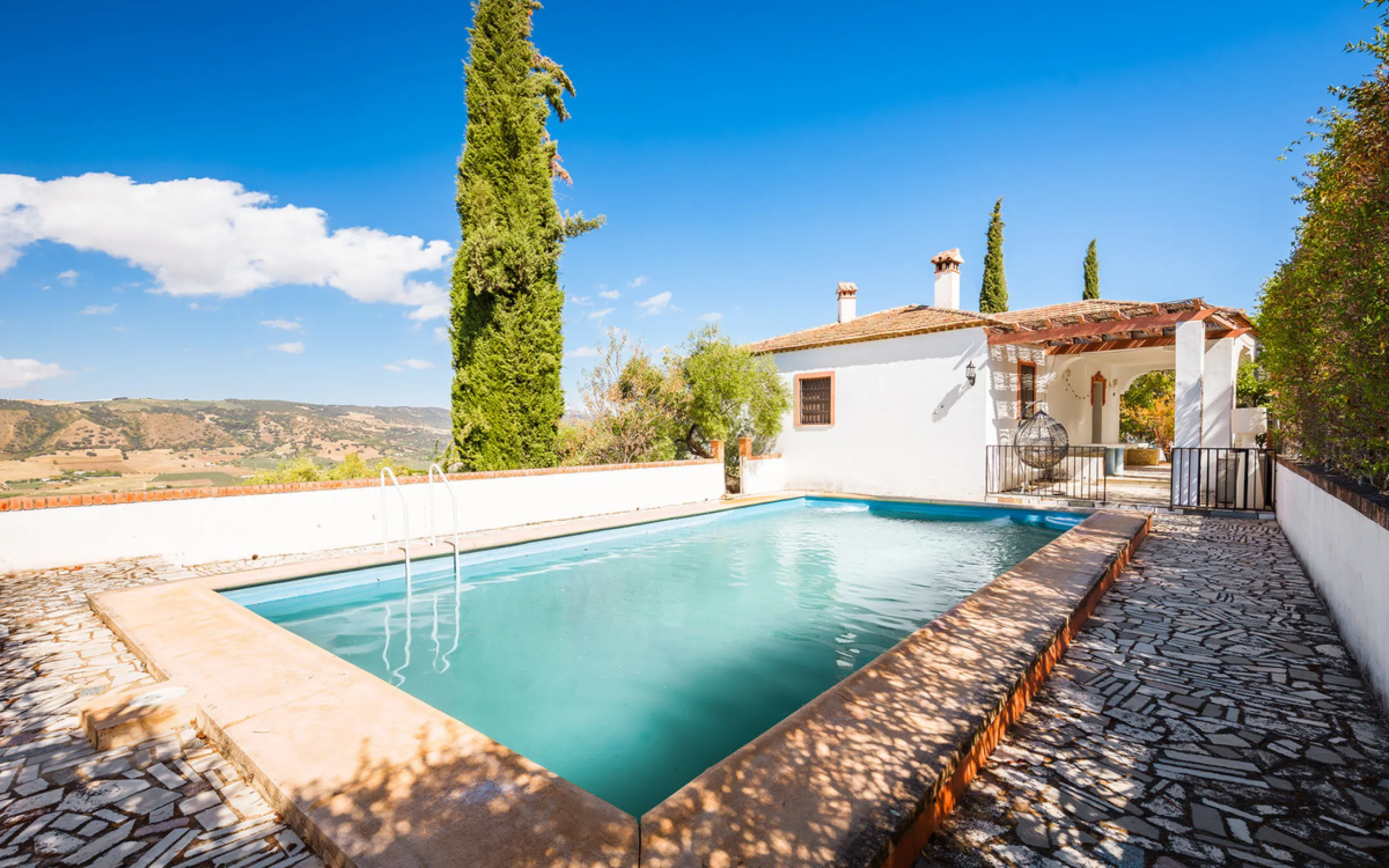 Charming rustic finca with olive trees just 2km from the centre of Ronda, featuring a spacious house of 186 built m², ideal for those seeking tranquility, space, and a connection with nature. The house is distributed over two levels. On the ground floor, 