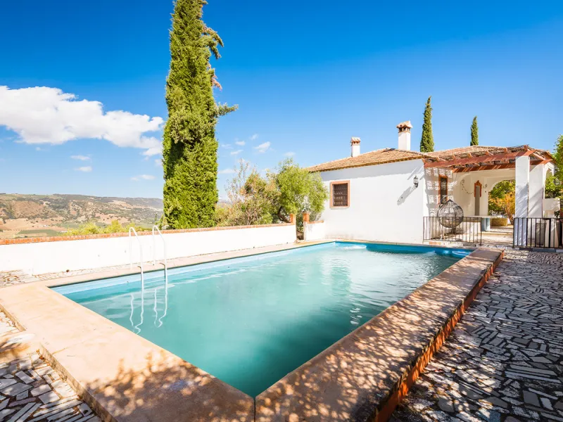 Charming rustic finca with olive trees just 2km from the centre of Ronda, featuring a spacious house of 186 built m², ideal for those seeking tranquility, space, and a connection with nature. The house is distributed over two levels. On the ground floor, 