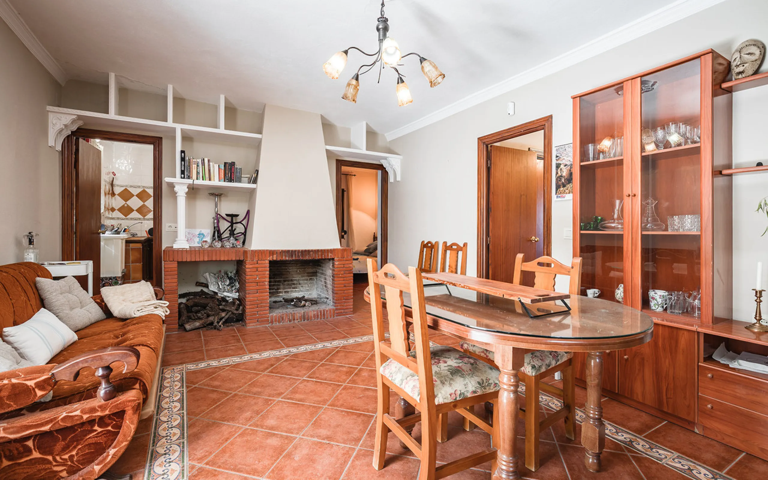 Charming rustic finca with olive trees just 2km from the centre of Ronda, featuring a spacious house of 186 built m², ideal for those seeking tranquility, space, and a connection with nature. The house is distributed over two levels. On the ground floor, 
