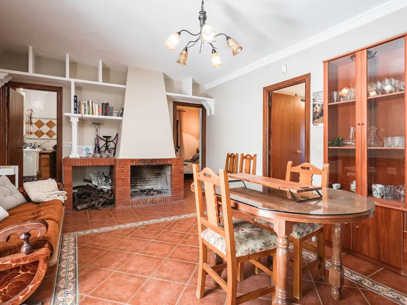 Charming rustic finca with olive trees just 2km from the centre of Ronda, featuring a spacious house of 186 built m², ideal for those seeking tranquility, space, and a connection with nature. The house is distributed over two levels. On the ground floor, 