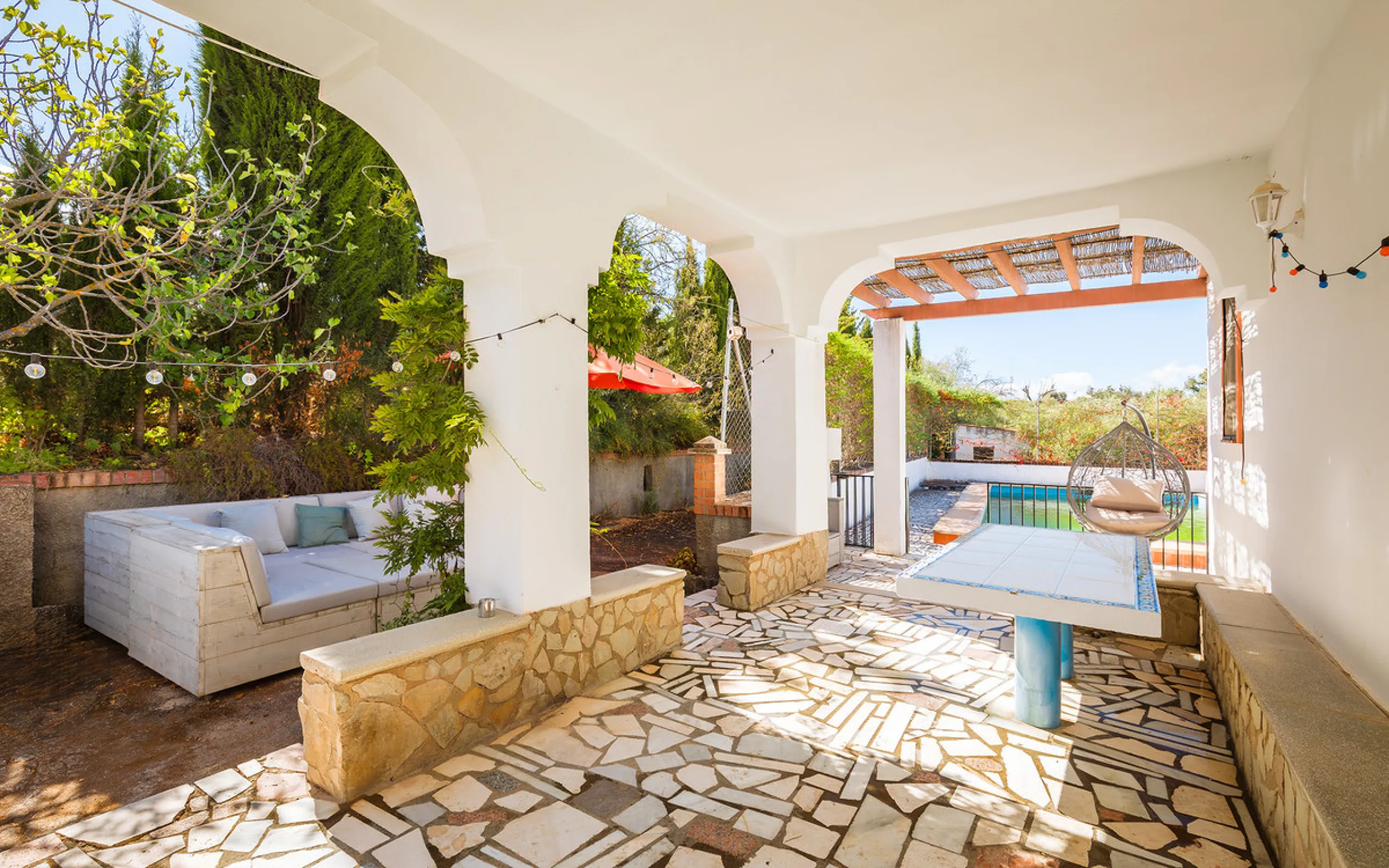 Charming rustic finca with olive trees just 2km from the centre of Ronda, featuring a spacious house of 186 built m², ideal for those seeking tranquility, space, and a connection with nature. The house is distributed over two levels. On the ground floor, 