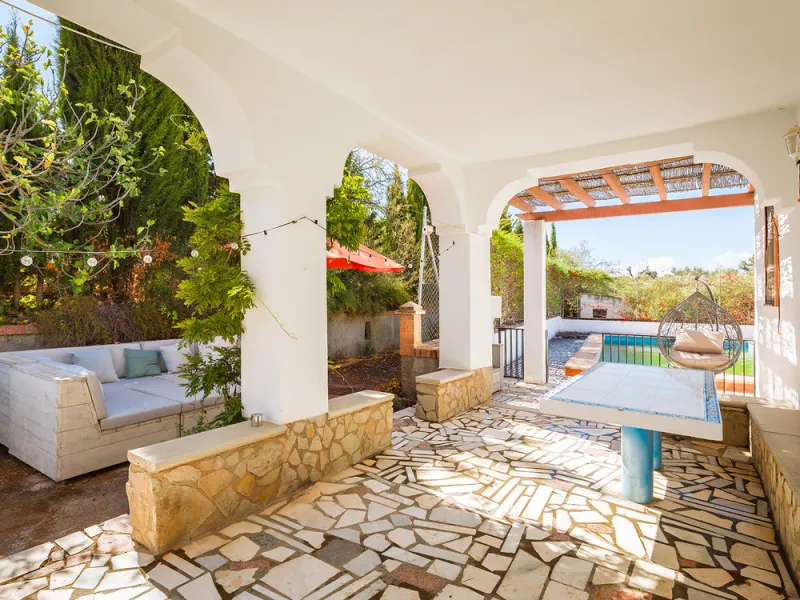Charming rustic finca with olive trees just 2km from the centre of Ronda, featuring a spacious house of 186 built m², ideal for those seeking tranquility, space, and a connection with nature. The house is distributed over two levels. On the ground floor, 