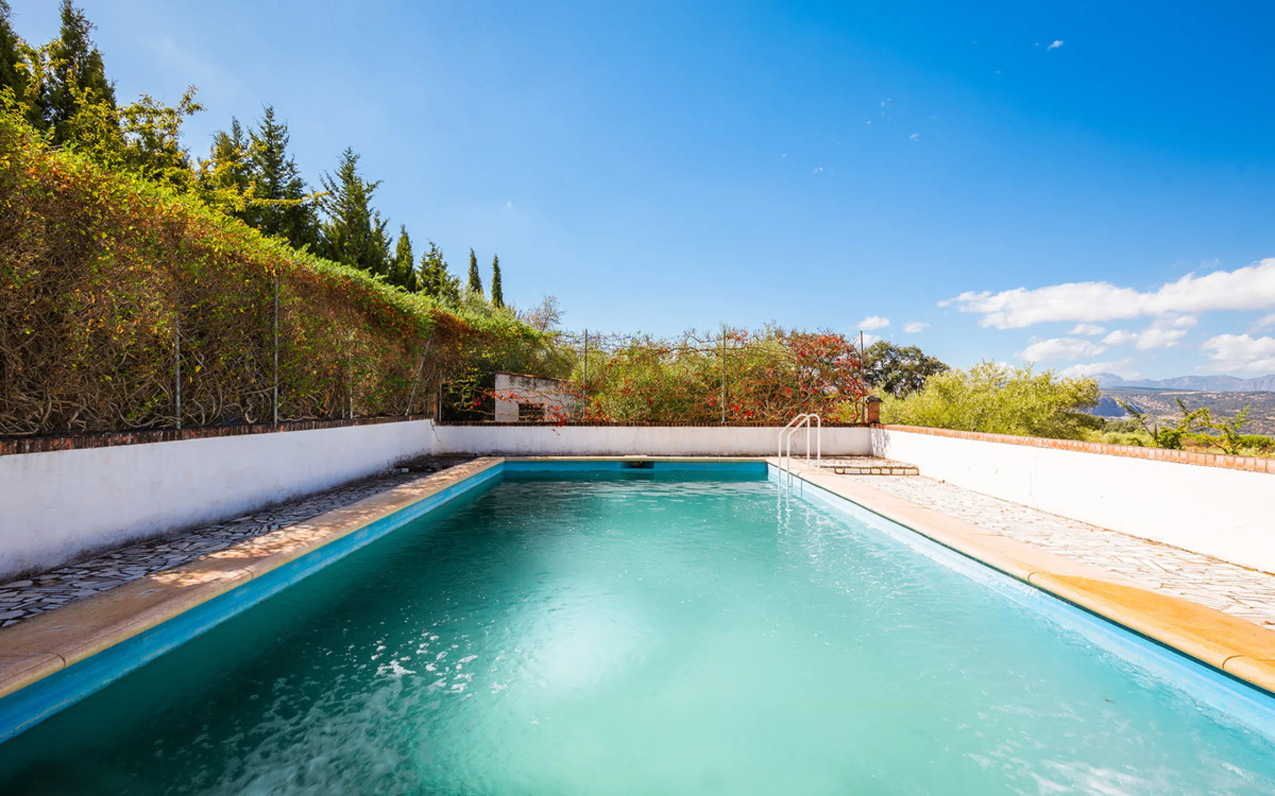 Charming rustic finca with olive trees just 2km from the centre of Ronda, featuring a spacious house of 186 built m², ideal for those seeking tranquility, space, and a connection with nature. The house is distributed over two levels. On the ground floor, 