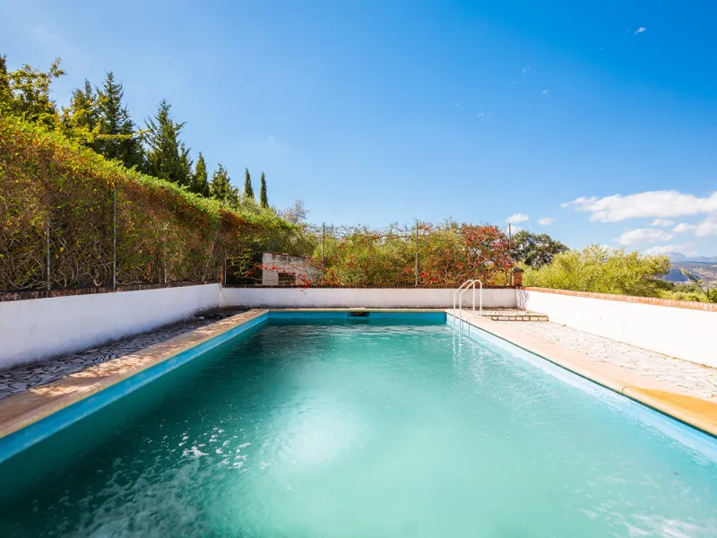 Charming rustic finca with olive trees just 2km from the centre of Ronda, featuring a spacious house of 186 built m², ideal for those seeking tranquility, space, and a connection with nature. The house is distributed over two levels. On the ground floor, 