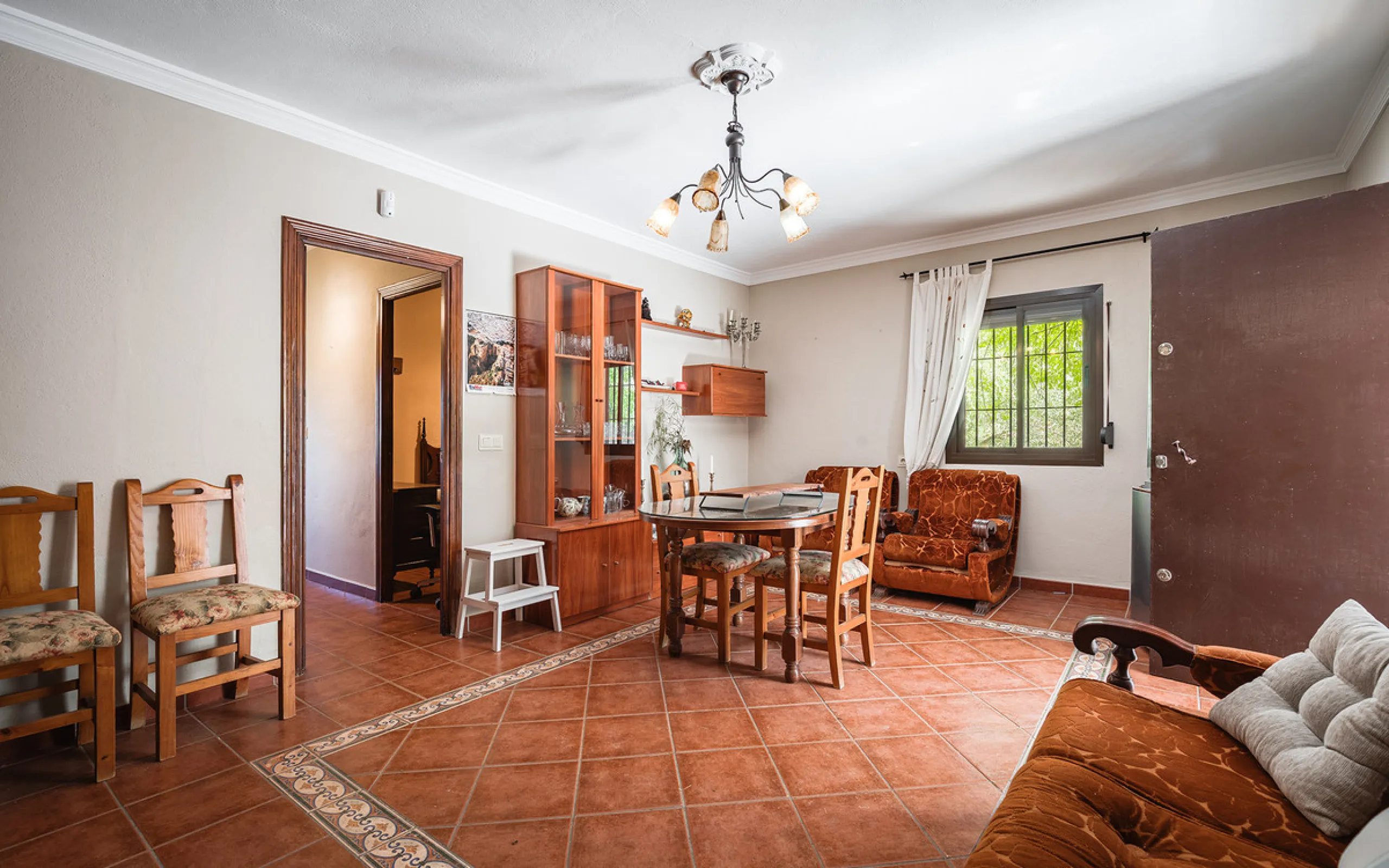 Charming rustic finca with olive trees just 2km from the centre of Ronda, featuring a spacious house of 186 built m², ideal for those seeking tranquility, space, and a connection with nature. The house is distributed over two levels. On the ground floor, 