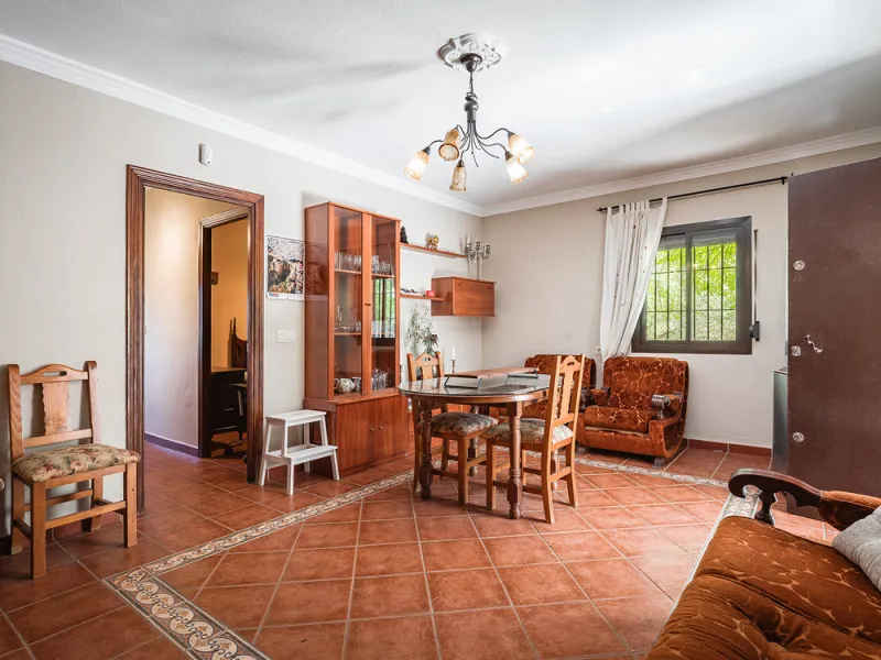 Charming rustic finca with olive trees just 2km from the centre of Ronda, featuring a spacious house of 186 built m², ideal for those seeking tranquility, space, and a connection with nature. The house is distributed over two levels. On the ground floor, 