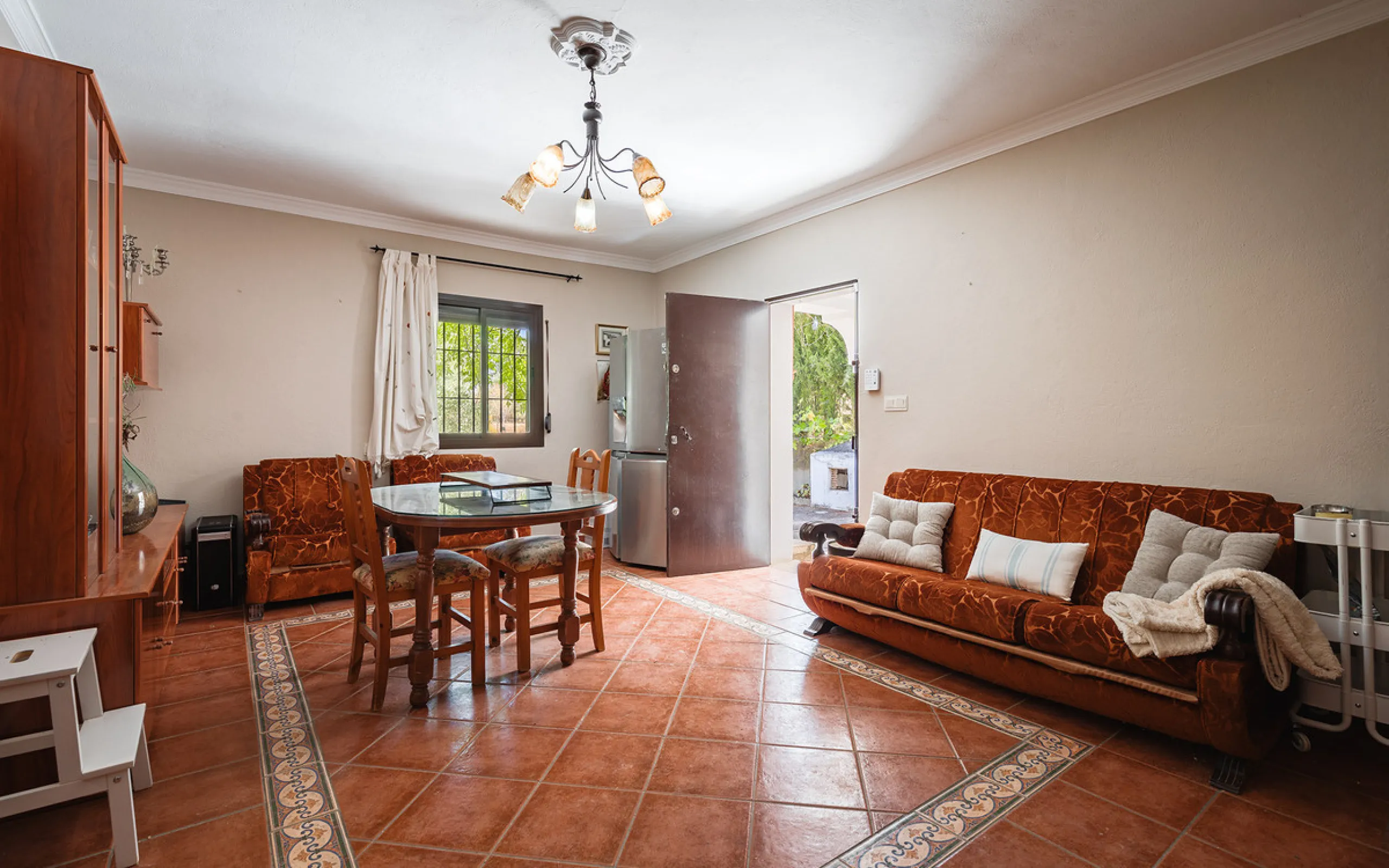 Charming rustic finca with olive trees just 2km from the centre of Ronda, featuring a spacious house of 186 built m², ideal for those seeking tranquility, space, and a connection with nature. The house is distributed over two levels. On the ground floor, 