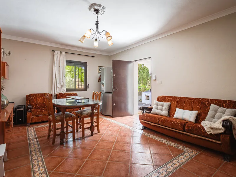 Charming rustic finca with olive trees just 2km from the centre of Ronda, featuring a spacious house of 186 built m², ideal for those seeking tranquility, space, and a connection with nature. The house is distributed over two levels. On the ground floor, 