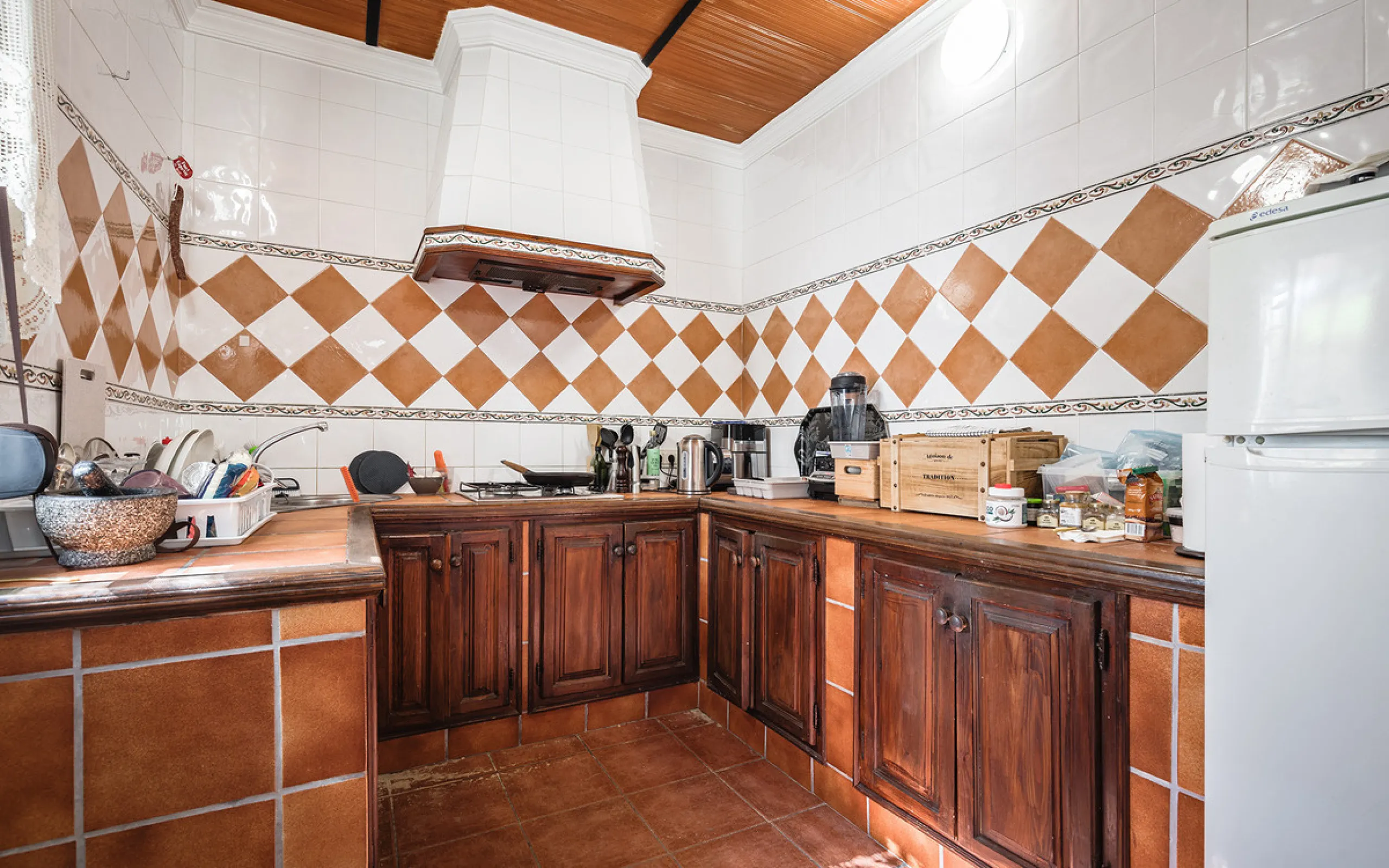 Charming rustic finca with olive trees just 2km from the centre of Ronda, featuring a spacious house of 186 built m², ideal for those seeking tranquility, space, and a connection with nature. The house is distributed over two levels. On the ground floor, 