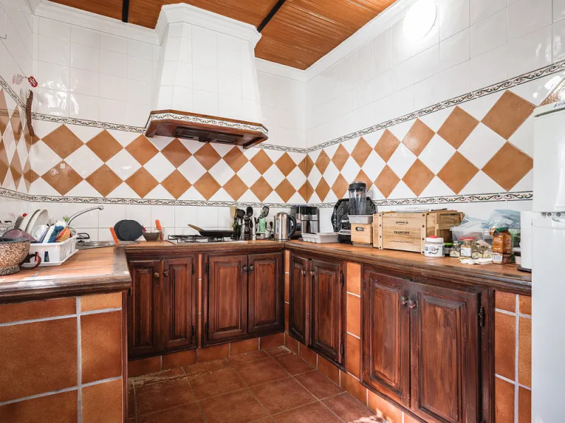 Charming rustic finca with olive trees just 2km from the centre of Ronda, featuring a spacious house of 186 built m², ideal for those seeking tranquility, space, and a connection with nature. The house is distributed over two levels. On the ground floor, 