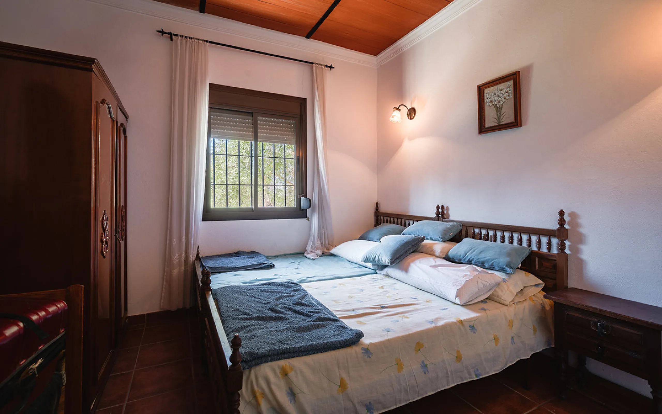 Charming rustic finca with olive trees just 2km from the centre of Ronda, featuring a spacious house of 186 built m², ideal for those seeking tranquility, space, and a connection with nature. The house is distributed over two levels. On the ground floor, 