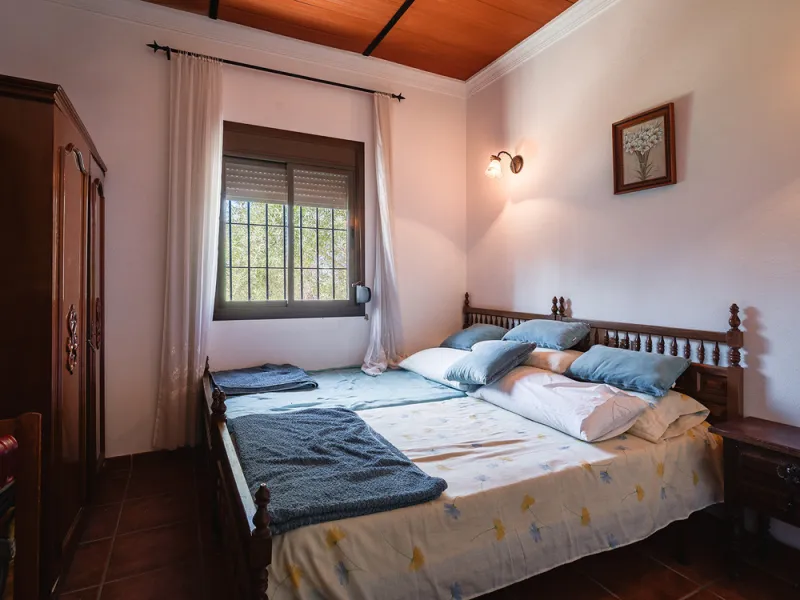 Charming rustic finca with olive trees just 2km from the centre of Ronda, featuring a spacious house of 186 built m², ideal for those seeking tranquility, space, and a connection with nature. The house is distributed over two levels. On the ground floor, 