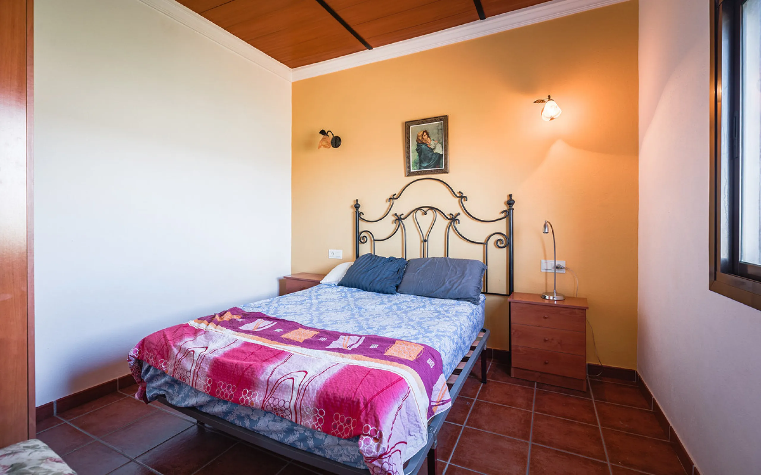 Charming rustic finca with olive trees just 2km from the centre of Ronda, featuring a spacious house of 186 built m², ideal for those seeking tranquility, space, and a connection with nature. The house is distributed over two levels. On the ground floor, 