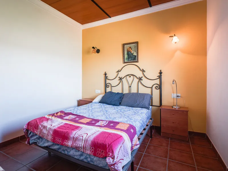 Charming rustic finca with olive trees just 2km from the centre of Ronda, featuring a spacious house of 186 built m², ideal for those seeking tranquility, space, and a connection with nature. The house is distributed over two levels. On the ground floor, 