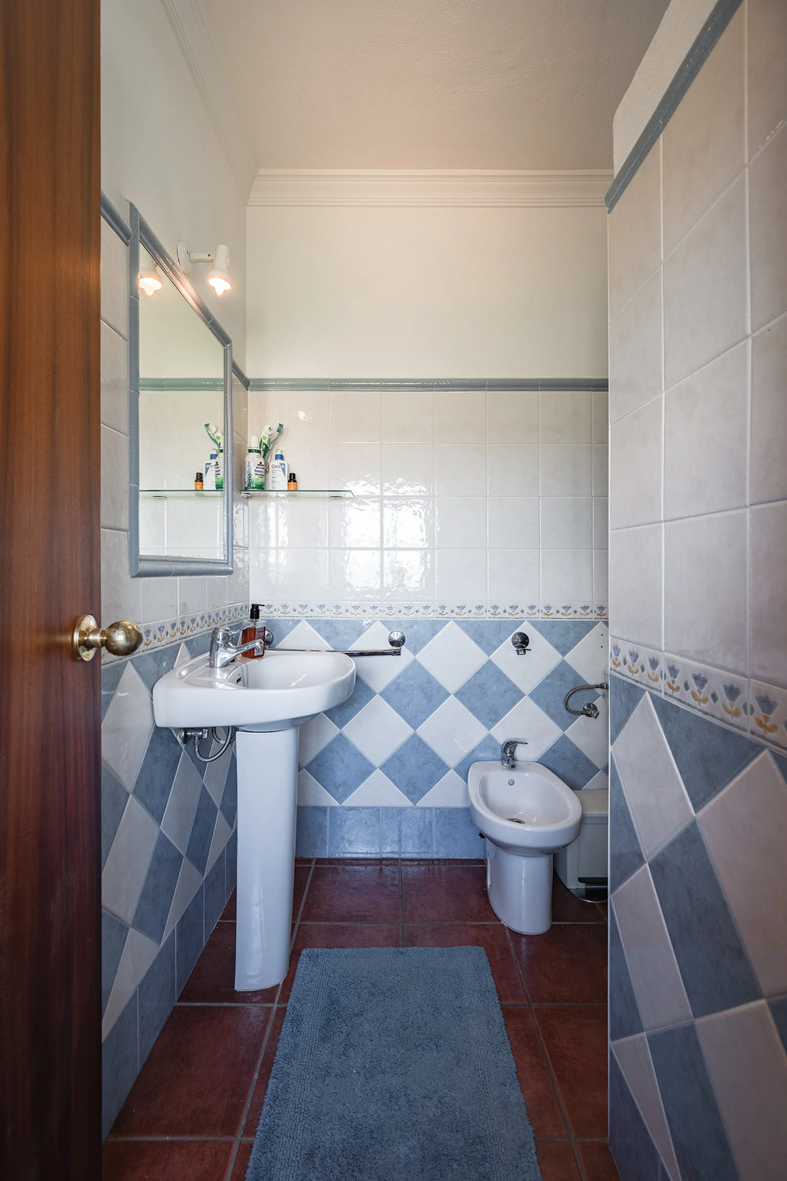 Charming rustic finca with olive trees just 2km from the centre of Ronda, featuring a spacious house of 186 built m², ideal for those seeking tranquility, space, and a connection with nature. The house is distributed over two levels. On the ground floor, 