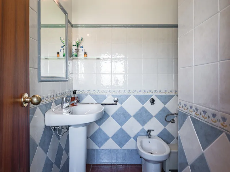 Charming rustic finca with olive trees just 2km from the centre of Ronda, featuring a spacious house of 186 built m², ideal for those seeking tranquility, space, and a connection with nature. The house is distributed over two levels. On the ground floor, 