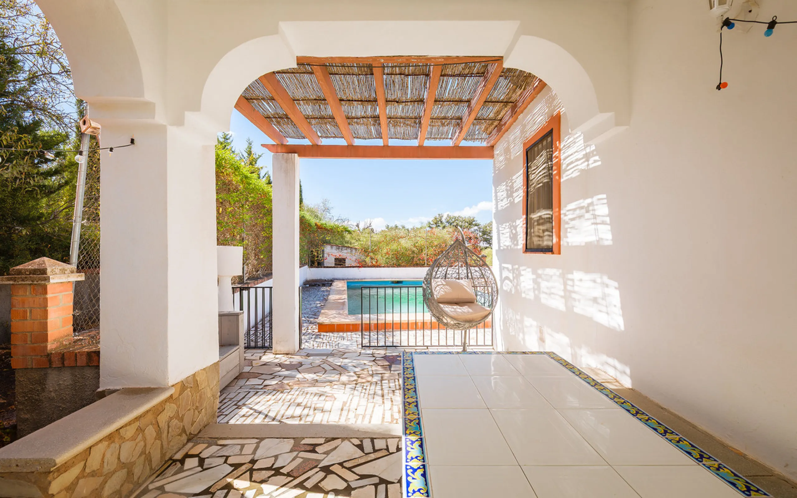 Charming rustic finca with olive trees just 2km from the centre of Ronda, featuring a spacious house of 186 built m², ideal for those seeking tranquility, space, and a connection with nature. The house is distributed over two levels. On the ground floor, 