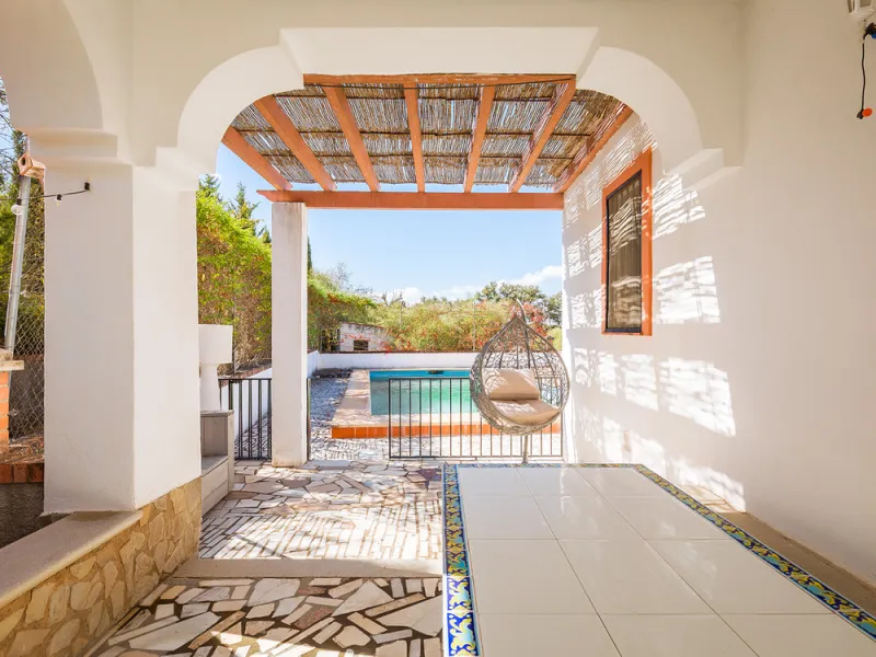 Charming rustic finca with olive trees just 2km from the centre of Ronda, featuring a spacious house of 186 built m², ideal for those seeking tranquility, space, and a connection with nature. The house is distributed over two levels. On the ground floor, 