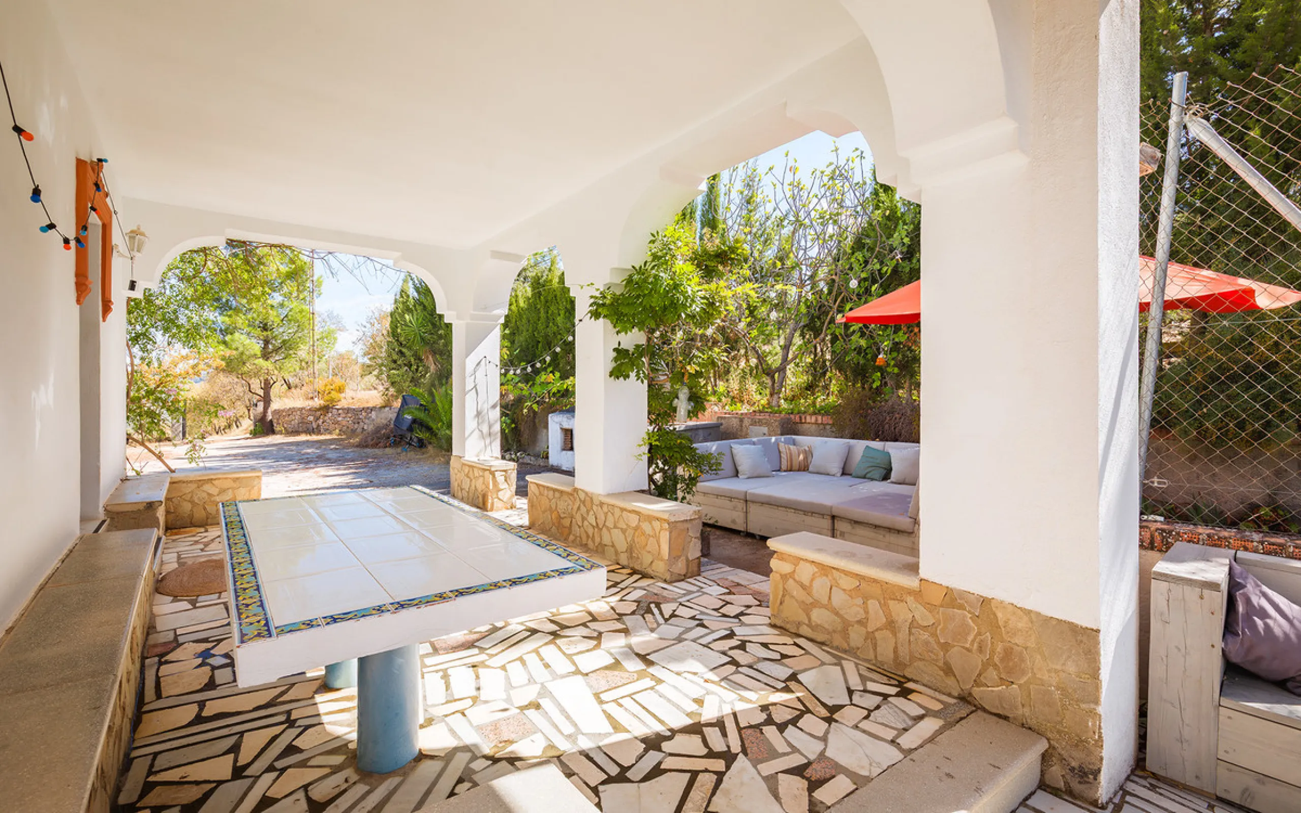 Charming rustic finca with olive trees just 2km from the centre of Ronda, featuring a spacious house of 186 built m², ideal for those seeking tranquility, space, and a connection with nature. The house is distributed over two levels. On the ground floor, 