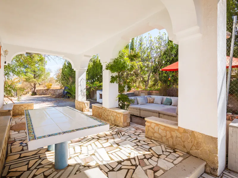 Charming rustic finca with olive trees just 2km from the centre of Ronda, featuring a spacious house of 186 built m², ideal for those seeking tranquility, space, and a connection with nature. The house is distributed over two levels. On the ground floor, 