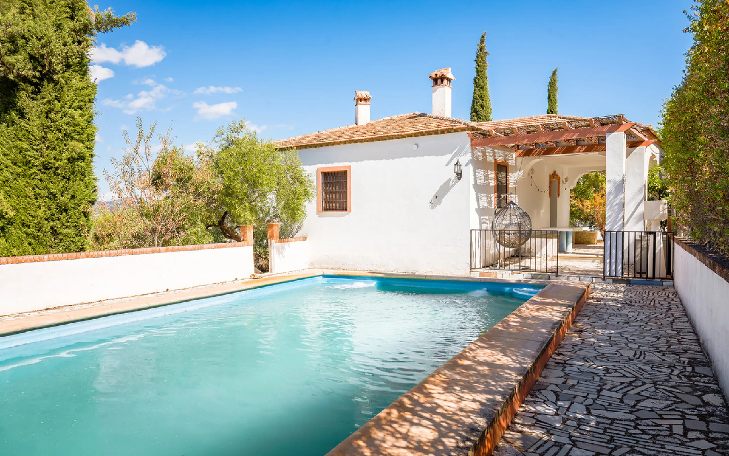 Charming rustic finca with olive trees just 2km from the centre of Ronda, featuring a spacious house of 186 built m², ideal for those seeking tranquility, space, and a connection with nature. The house is distributed over two levels. On the ground floor, 