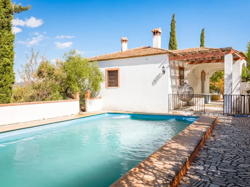 Charming rustic finca with olive trees just 2km from the centre of Ronda, featuring a spacious house of 186 built m², ideal for those seeking tranquility, space, and a connection with nature. The house is distributed over two levels. On the ground floor, 