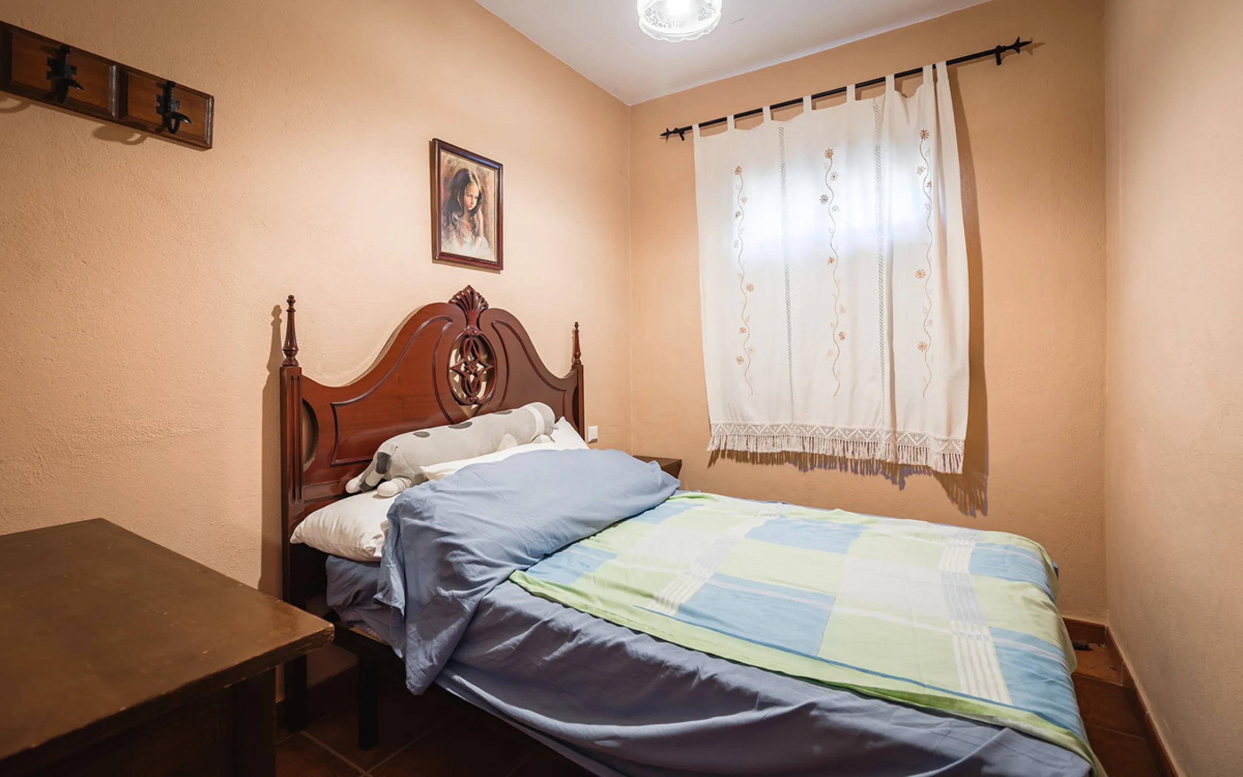 Charming rustic finca with olive trees just 2km from the centre of Ronda, featuring a spacious house of 186 built m², ideal for those seeking tranquility, space, and a connection with nature. The house is distributed over two levels. On the ground floor, 