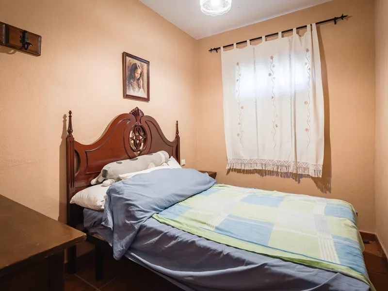 Charming rustic finca with olive trees just 2km from the centre of Ronda, featuring a spacious house of 186 built m², ideal for those seeking tranquility, space, and a connection with nature. The house is distributed over two levels. On the ground floor, 