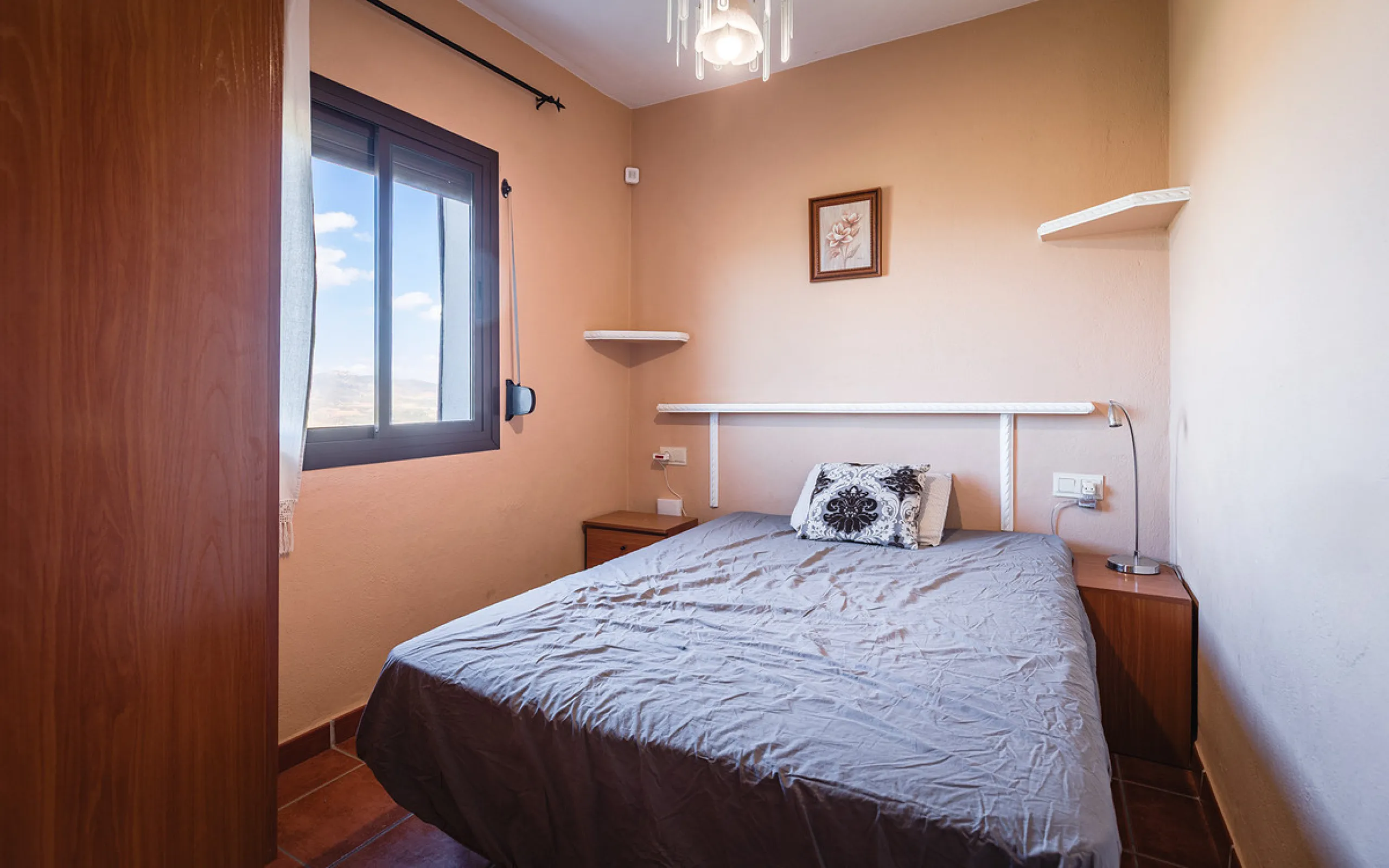 Charming rustic finca with olive trees just 2km from the centre of Ronda, featuring a spacious house of 186 built m², ideal for those seeking tranquility, space, and a connection with nature. The house is distributed over two levels. On the ground floor, 