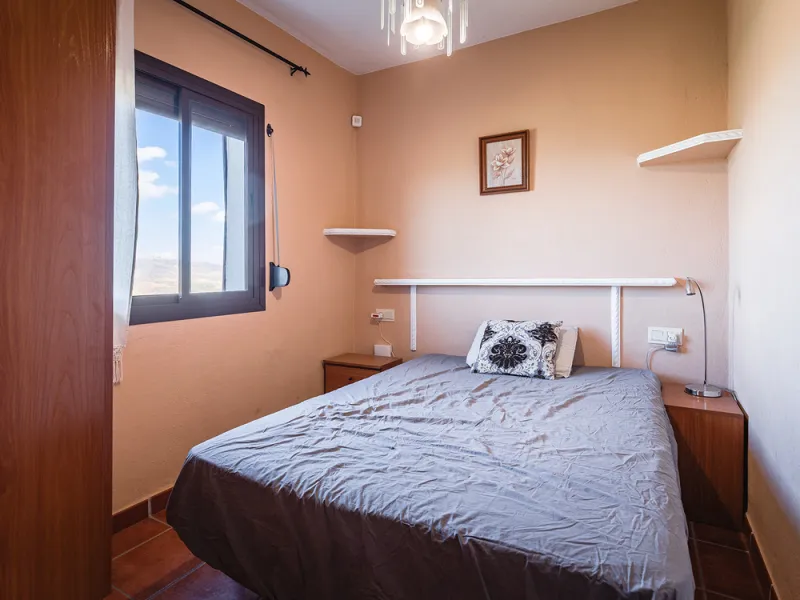 Charming rustic finca with olive trees just 2km from the centre of Ronda, featuring a spacious house of 186 built m², ideal for those seeking tranquility, space, and a connection with nature. The house is distributed over two levels. On the ground floor, 
