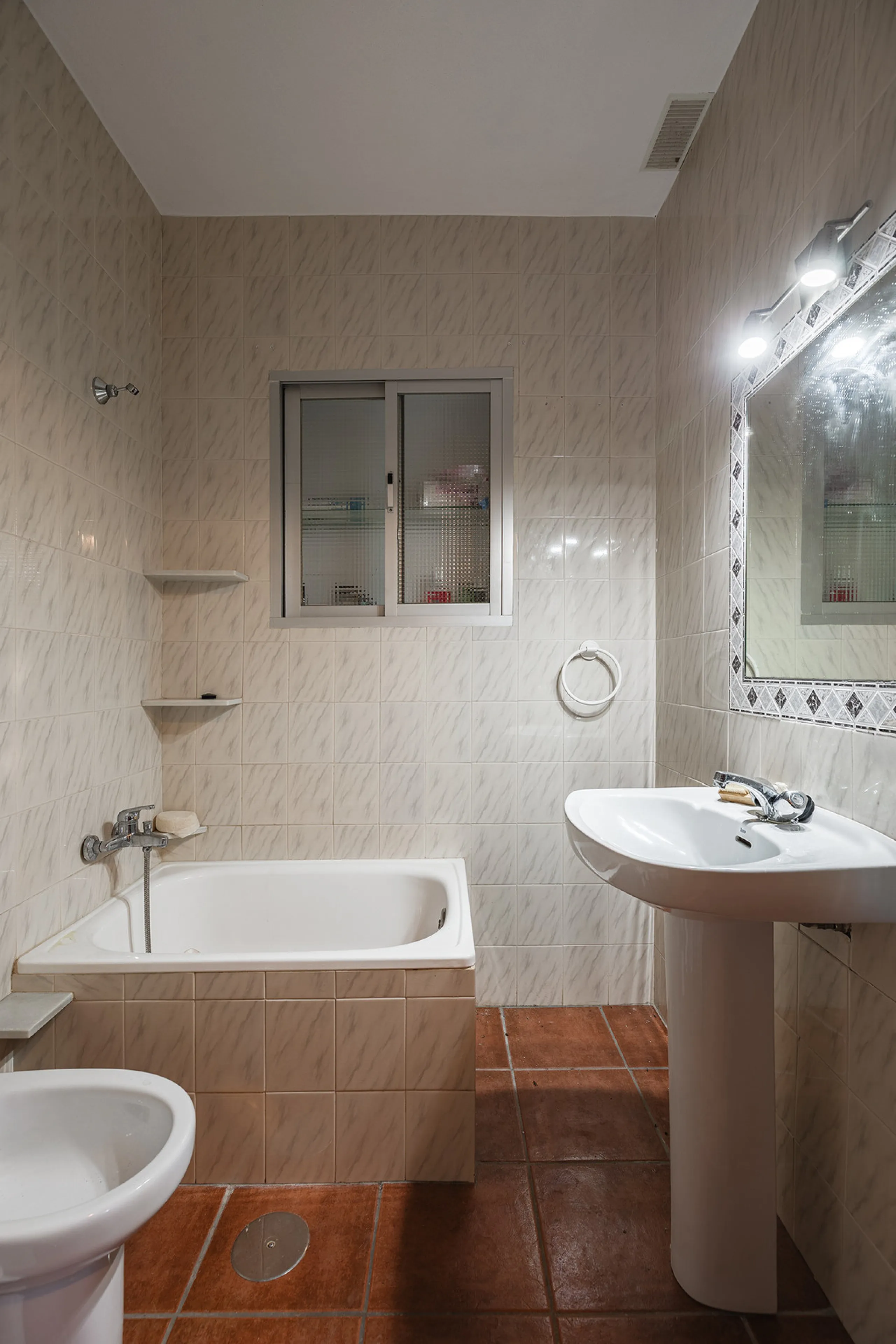 Charming rustic finca with olive trees just 2km from the centre of Ronda, featuring a spacious house of 186 built m², ideal for those seeking tranquility, space, and a connection with nature. The house is distributed over two levels. On the ground floor, 