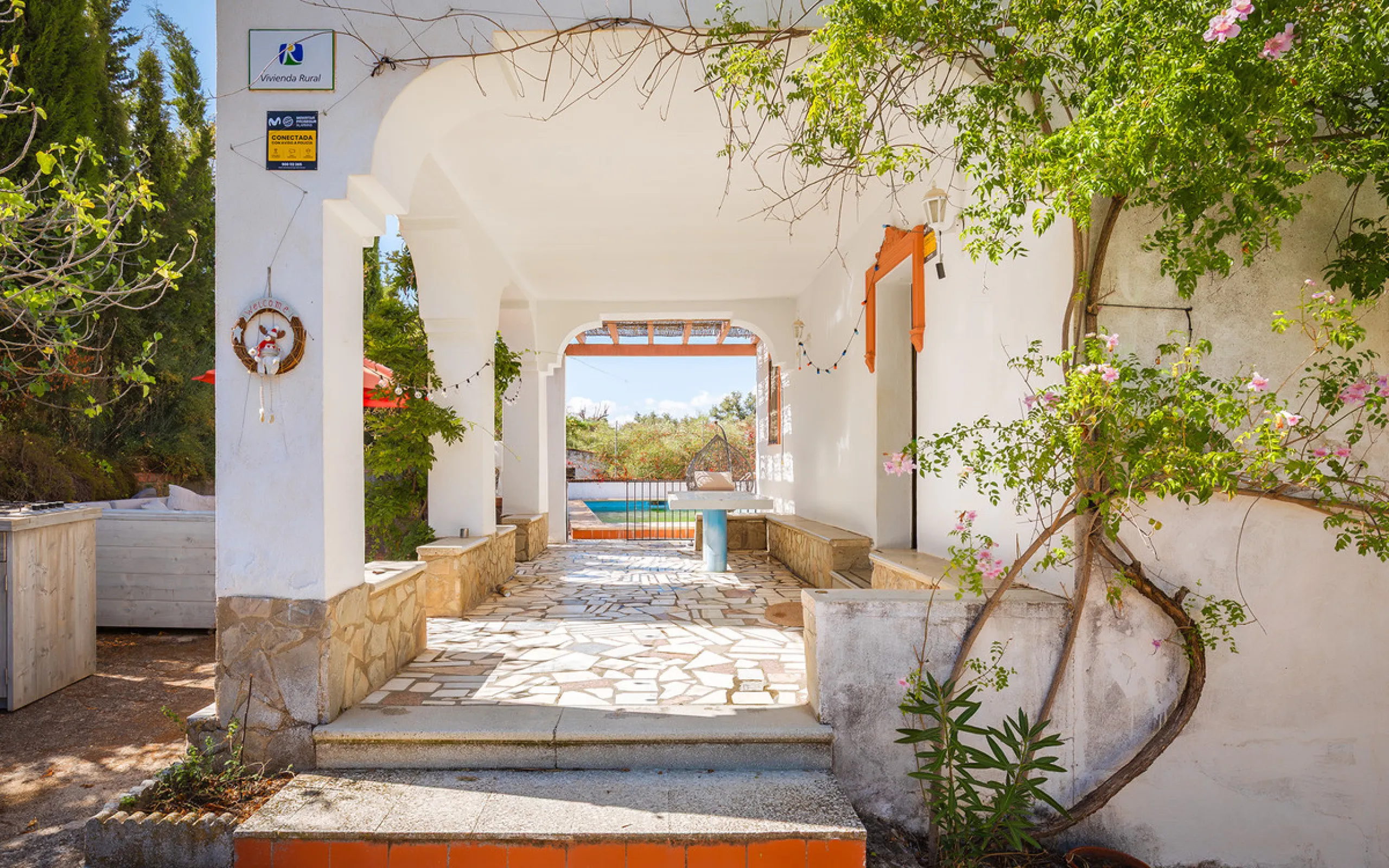 Charming rustic finca with olive trees just 2km from the centre of Ronda, featuring a spacious house of 186 built m², ideal for those seeking tranquility, space, and a connection with nature. The house is distributed over two levels. On the ground floor, 