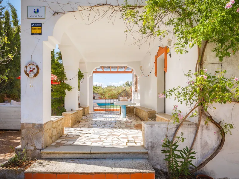Charming rustic finca with olive trees just 2km from the centre of Ronda, featuring a spacious house of 186 built m², ideal for those seeking tranquility, space, and a connection with nature. The house is distributed over two levels. On the ground floor, 