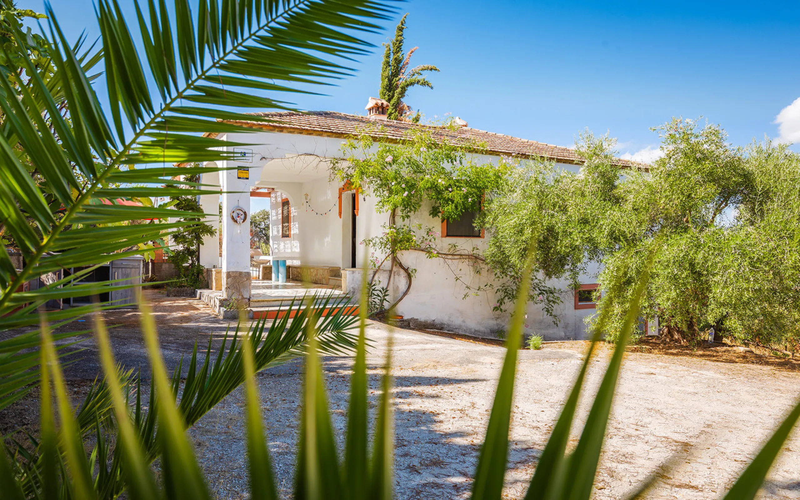 Charming rustic finca with olive trees just 2km from the centre of Ronda, featuring a spacious house of 186 built m², ideal for those seeking tranquility, space, and a connection with nature. The house is distributed over two levels. On the ground floor, 