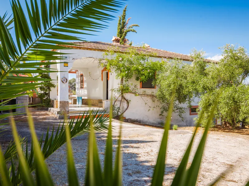 Charming rustic finca with olive trees just 2km from the centre of Ronda, featuring a spacious house of 186 built m², ideal for those seeking tranquility, space, and a connection with nature. The house is distributed over two levels. On the ground floor, 