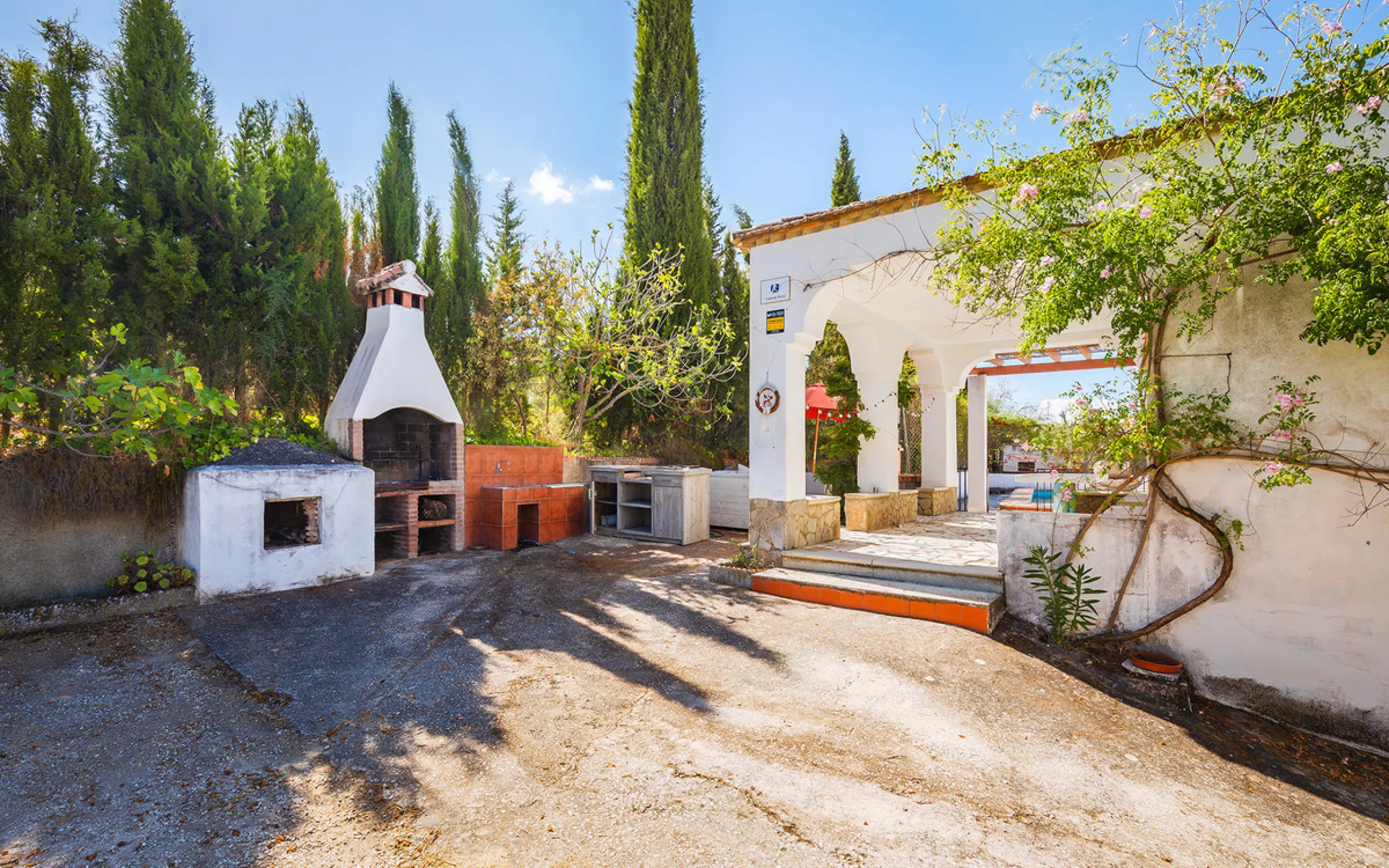 Charming rustic finca with olive trees just 2km from the centre of Ronda, featuring a spacious house of 186 built m², ideal for those seeking tranquility, space, and a connection with nature. The house is distributed over two levels. On the ground floor, 